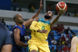 epa05459229 Patty Mills (R) of Australia in action against Tony Parker of France during the men's preliminary round basketball match between Australia and France of the Rio 2016 Olympic Games at the Carioca Arena 1 in the Olympic Park in Rio de Janeiro, Brazil, 06 August 2016. EPA/LARRY W. SMITH